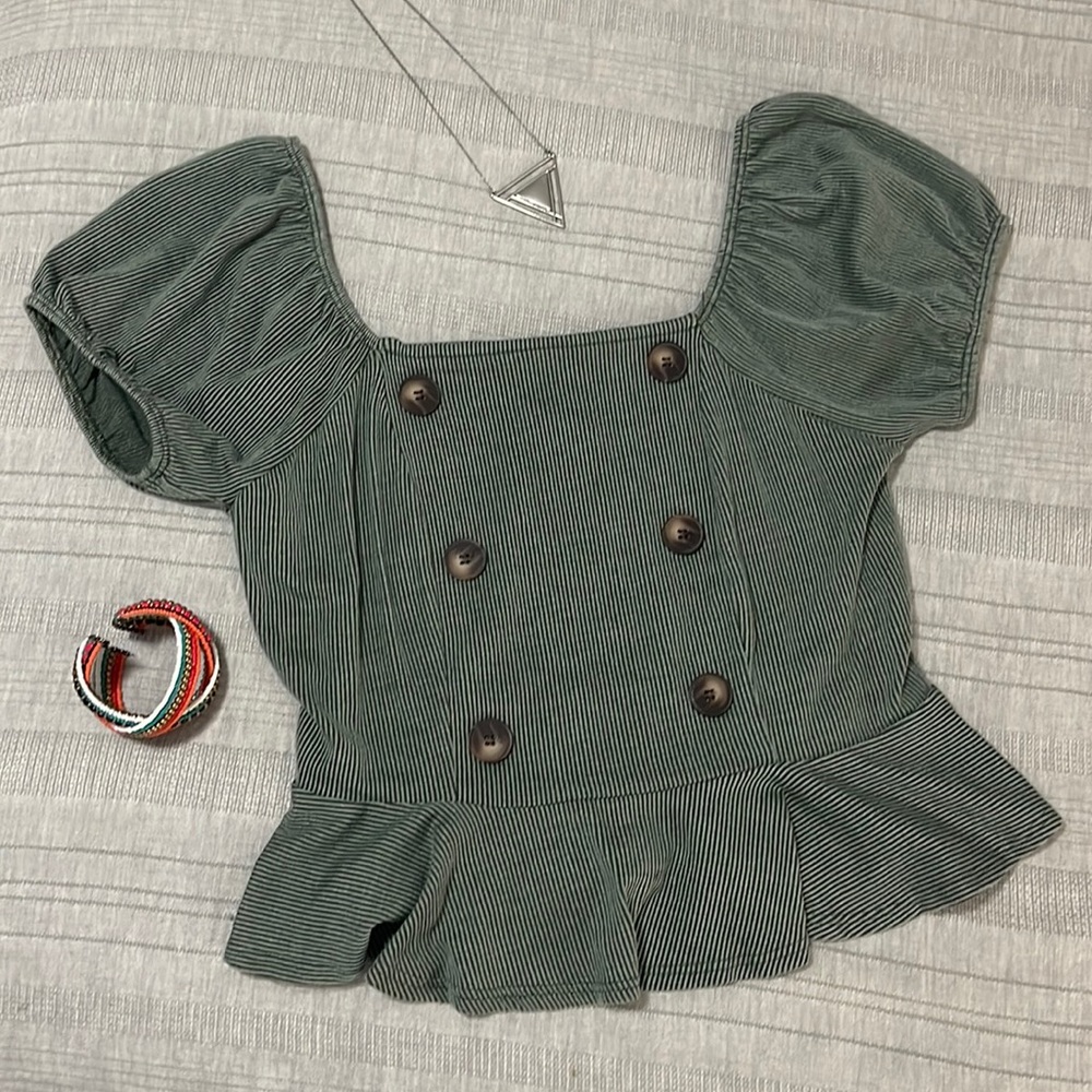 PURPLE SNOW | Women’s NWOT Green Ribbed Puff-Sleeve Peplum Brown Buttons Size M